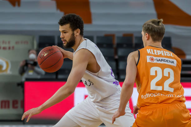 在这个联系 在这个联系